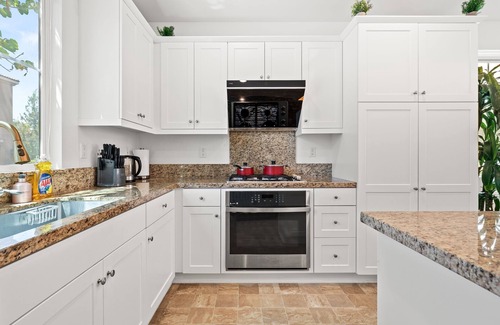 Chino Condominio | Modern Stylish 4BR/3.5BA/Bright/Tesla charging/2 TVs