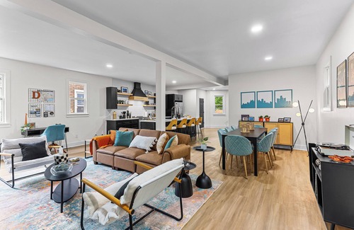 Detroit Casa | Modern & Stylish 4BR Home - Near Detroit Downtown - Sleeps 10 - Pet-Friendly