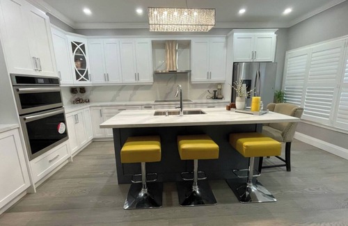 Churchill Meadows Casa | Modern & Stylish Fully Furnished 5 Bedroom Home