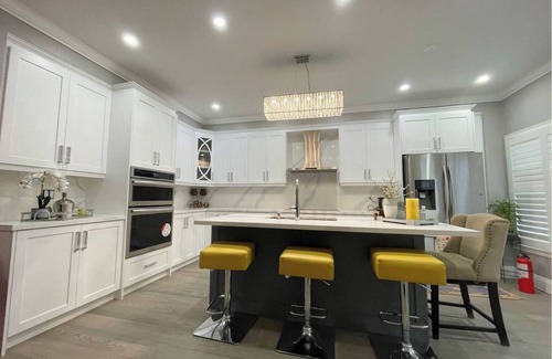 Churchill Meadows Casa | Modern & Stylish Fully Furnished 5 Bedroom Home