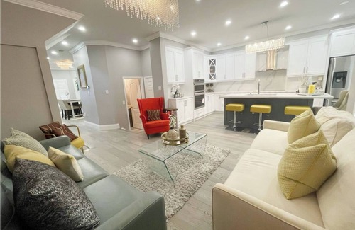 Churchill Meadows Casa | Modern & Stylish Fully Furnished 5 Bedroom Home