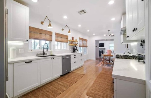 Valley Glen Casa | Modern Stylish Home near Universal Hollywood