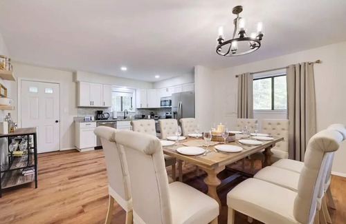 East Stroudsburg Casa | Modern Stylish Family Getaway w/ Hot Tub