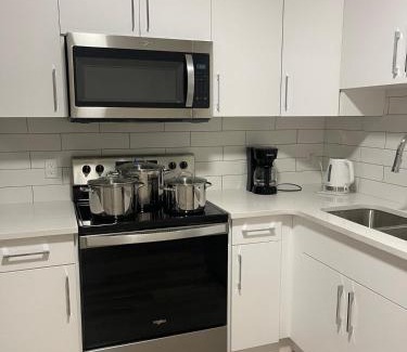 West Edmonton Apartamento | Modern suite in basement Upland
