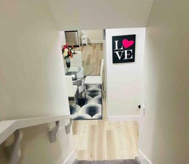 West Edmonton Apartamento | Modern suite in basement Upland