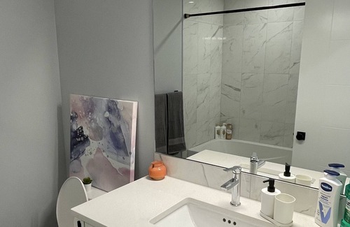 Calgary Apartamento | Modern Suite w/ Private Entrance-Close to Airport