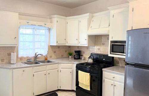 Stonyhill Apartamento | Modern Suite with Balcony & Full Kitchen