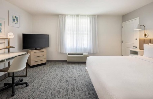 Westshore Hotel | Modern Suite with Full Kitchen For Extended Stays - 2 Miles From Tampa Airport