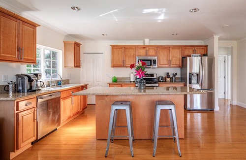 Encino Casa | *Modern, Sunny, Great Location- Pool/BBQ/Firepit!*