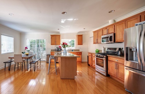 Encino Casa | *Modern, Sunny, Great Location- Pool/BBQ/Firepit!*