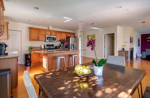 Encino Casa | *Modern, Sunny, Great Location- Pool/BBQ/Firepit!*
