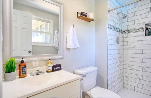 West Newton Casa | Modern-Sunroom-15min to DwnTwn-Grps-Kids-Firepit