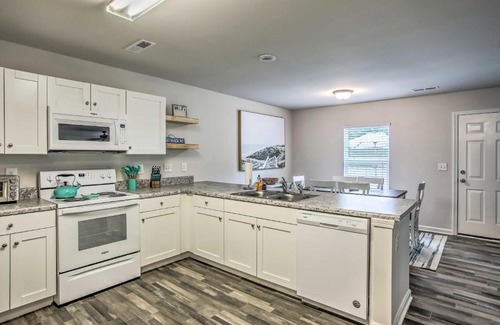 Sunset Beach Casa | Modern Sunset Beach Rental - 2 Mi to Golfing!