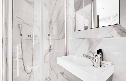 18th Arrondissement Apartamento | Modern Sutdio for 2 With A/C - Near Montmartre