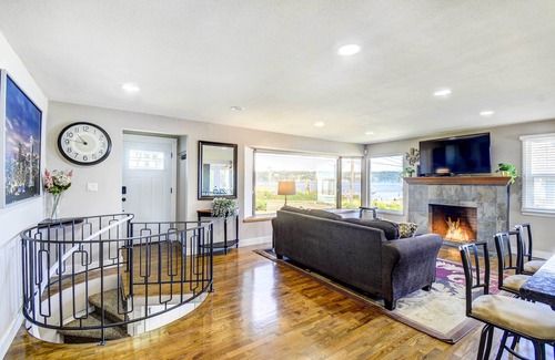 West End Casa | Modern Tacoma Home: Fire Pit, Walk to Beach!