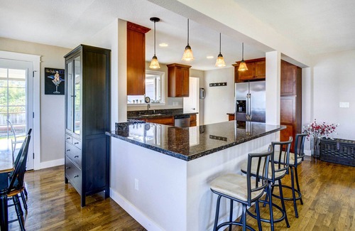 West End Casa | Modern Tacoma Home: Fire Pit, Walk to Beach!