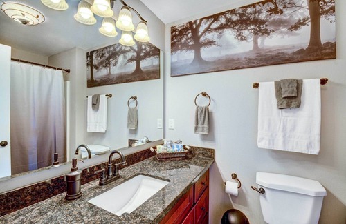 West End Casa | Modern Tacoma Home: Fire Pit, Walk to Beach!