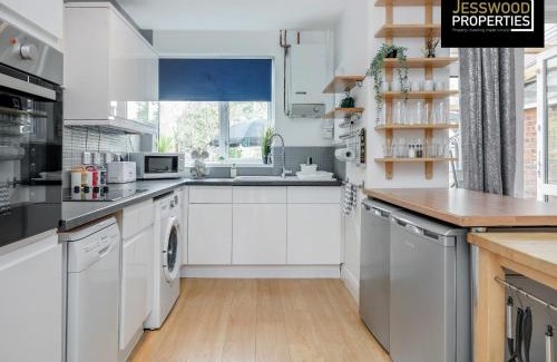 Luton Casa | Modern Three Bedroom Contractor House With Free Parking Near M1 Luton Airport By Jesswood Properties Short Lets