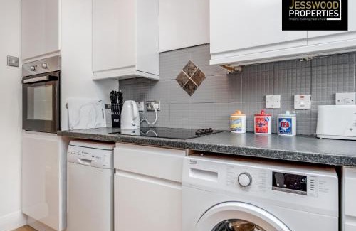 Luton Casa | Modern Three Bedroom Contractor House With Free Parking Near M1 Luton Airport By Jesswood Properties Short Lets