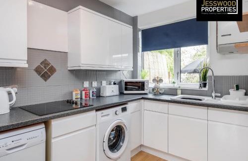 Luton Casa | Modern Three Bedroom Contractor House With Free Parking Near M1 Luton Airport By Jesswood Properties Short Lets