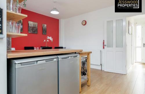 Luton Casa | Modern Three Bedroom Contractor House With Free Parking Near M1 Luton Airport By Jesswood Properties Short Lets