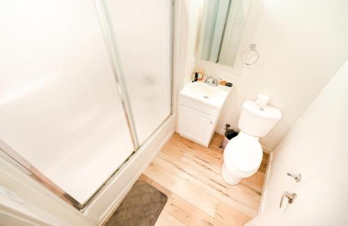 Wilshire Apartamento | Modern Three Bedroom Loft with 3 Levels sleep 10 ppl in Hollywood