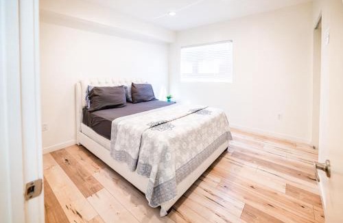 Wilshire Apartamento | Modern Three Bedroom Loft with 3 Levels sleep 10 ppl in Hollywood