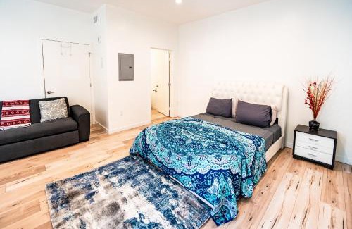 Wilshire Apartamento | Modern Three Bedroom Loft with 3 Levels sleep 10 ppl in Hollywood