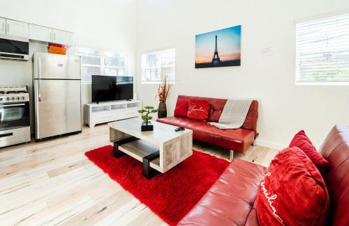 Wilshire Apartamento | Modern Three Bedroom Loft with 3 Levels sleep 10 ppl in Hollywood