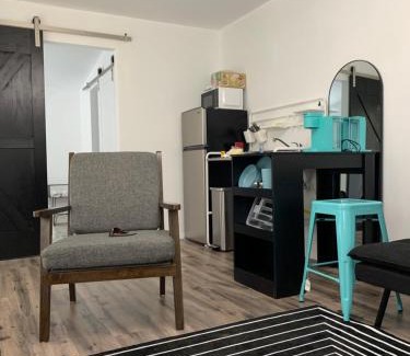 Eastman Complejo | Modern tiny house -hidden away just outside of town