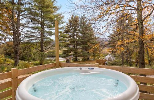 Johnson Casa | Modern Tiny House with hot tub & river near Stowe