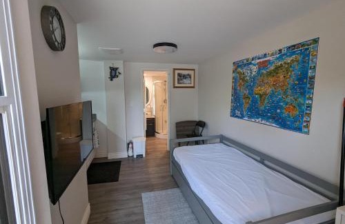 Wasaga Beach Casa | Modern Tiny Wood Cottage 0