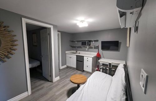 Wasaga Beach Casa | Modern Tiny Wood Cottage 03