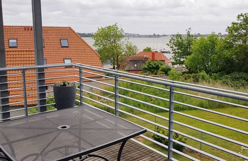 Altefaehr Apartamento | Modern top floor apartment with a view of the sea and Stralsund