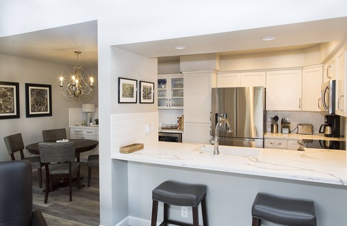 Scottsdale Ranch Condominio | Unidad moderna en la esquina del piso superior con vista a la piscina