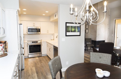 Scottsdale Ranch Condominio | Unidad moderna en la esquina del piso superior con vista a la piscina