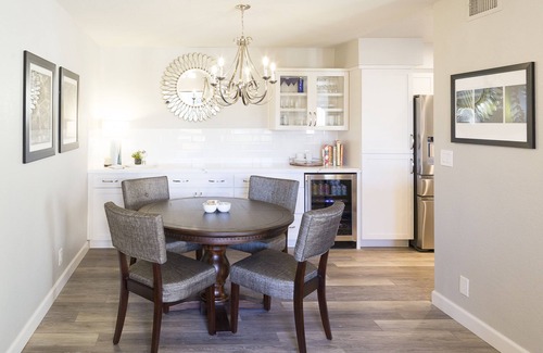 Scottsdale Ranch Condominio | Unidad moderna en la esquina del piso superior con vista a la piscina