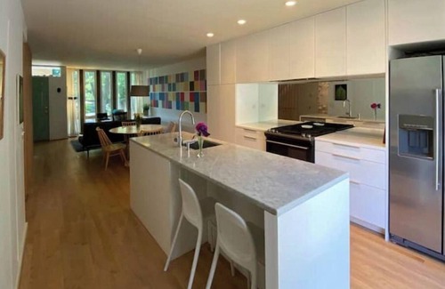 Kenwood Casa | Modern Townhome in the Heart of Hyde Park