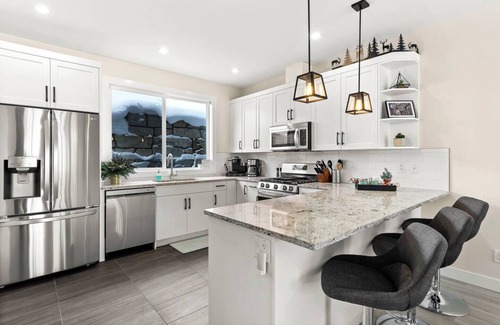 Sun Peaks Casa | Modern Townhome Lg Garage & Bike Tools!