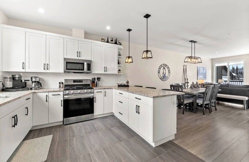 Sun Peaks Casa | Modern Townhome Lg Garage & Bike Tools!