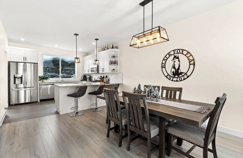 Sun Peaks Casa | Modern Townhome Lg Garage & Bike Tools!