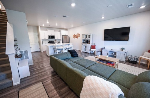 Aurora Casa | Modern Townhome Near Denver International Airport and Gaylord Hotel
