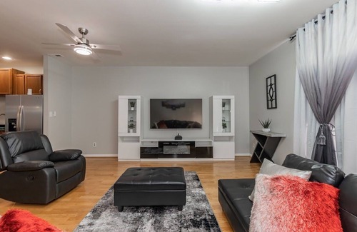 Chapel Hill Casa | Modern Townhome