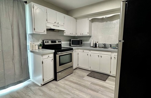 Gastonia Apartamento | Modern Townhome w/ Balcony Walk to FUSE Stadium