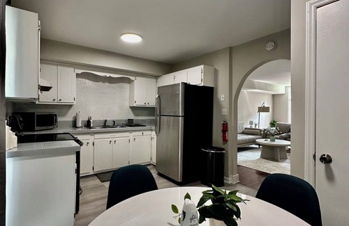 Gastonia Apartamento | Modern Townhome w/ Balcony Walk to FUSE Stadium
