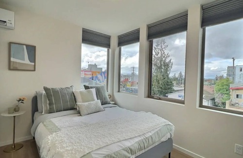 Loyal Heights Casa | Modern Townhome w/ Rooftop & Parking