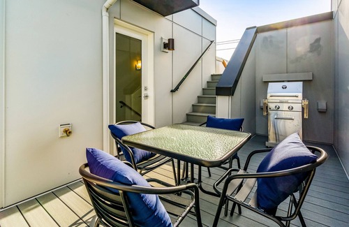 Ballard Casa | Modern townhome with rooftop deck & AC - walkable location