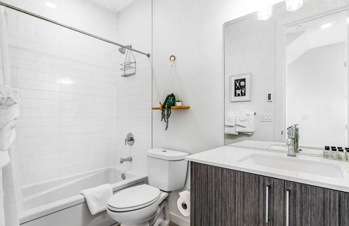 Ballard Casa | Modern townhome with rooftop deck & AC - walkable location