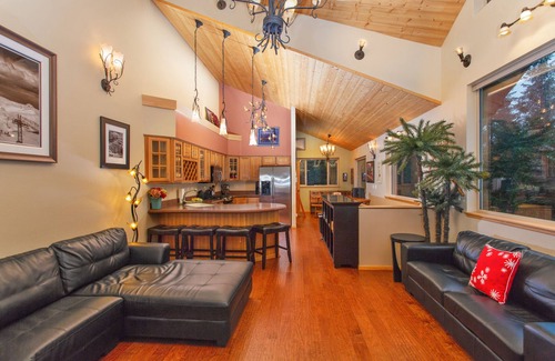 Alyeska Casa | Casa de pueblo moderna en excelente ubicación con vistas a la montaña y jacuzzi privado.