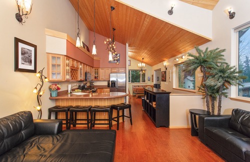 Alyeska Casa | Casa de pueblo moderna en excelente ubicación con vistas a la montaña y jacuzzi privado.